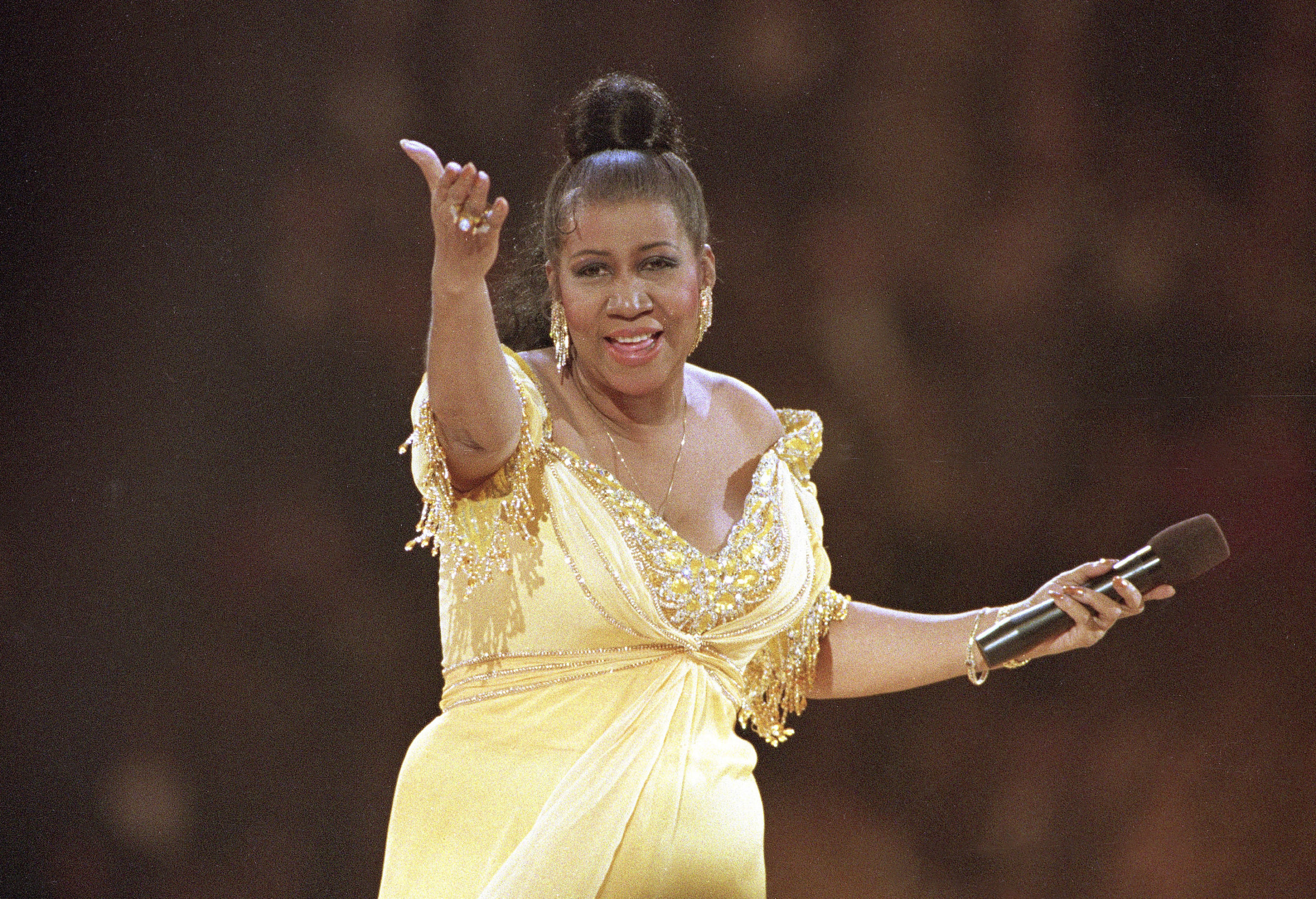 Photo of Aretha Franklin thanking the crowd