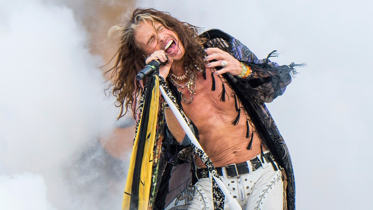 Photo of Steven Tyler performing at New Orleans Jazz and Heritage Festival