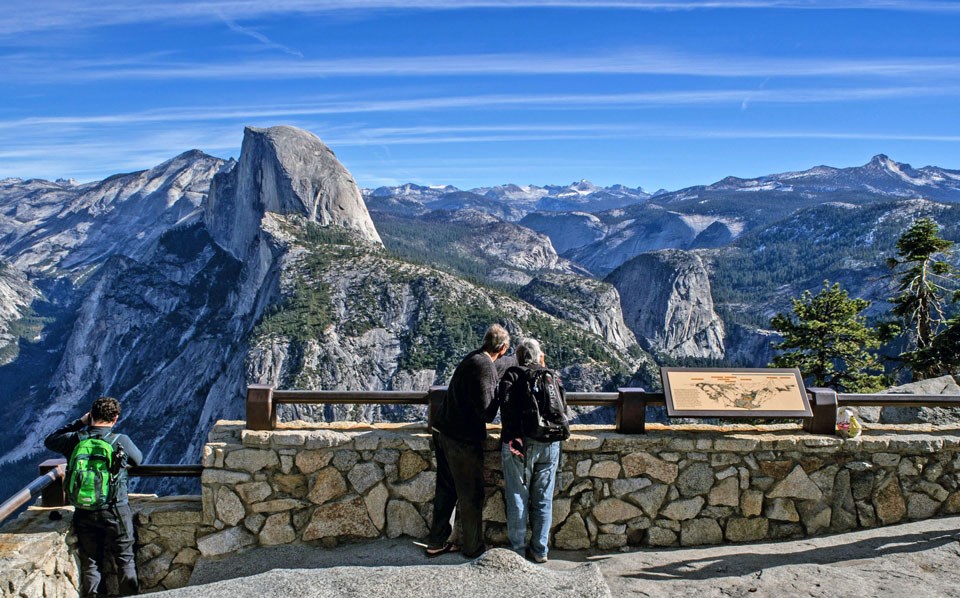 Photo of Yosemite Valley from Glacier Point overlook