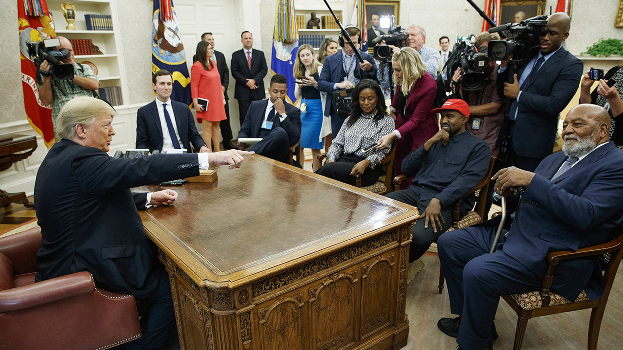 Photo of Kanye West in the Oval Office with Donald Trump
