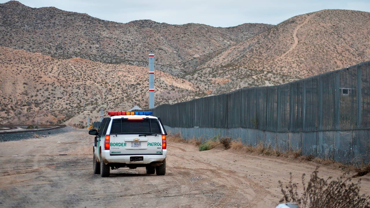 Photo of a U.S. Border Patrol agent