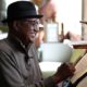 Picture of Floyd Norman sketching