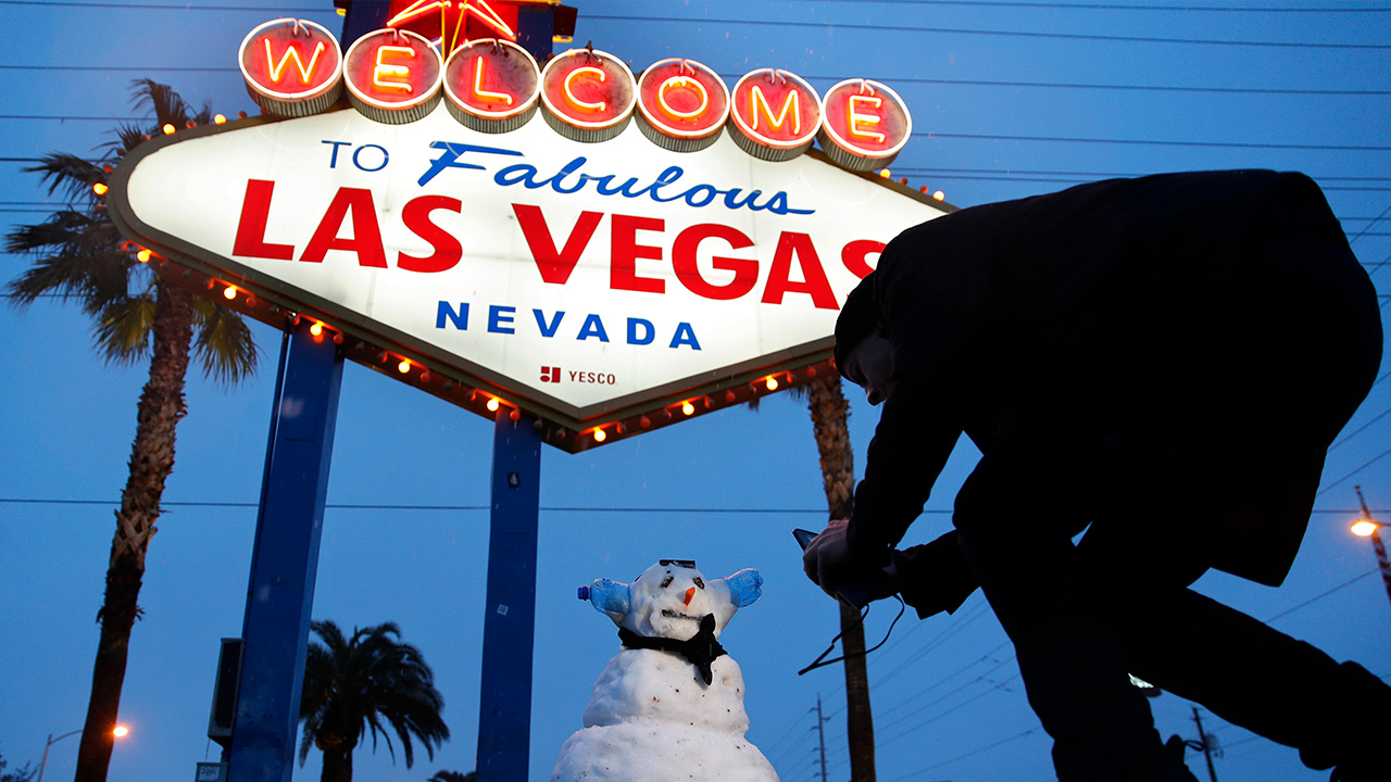 Photo of a snowman near the "Welcome to Las Vegas" sign