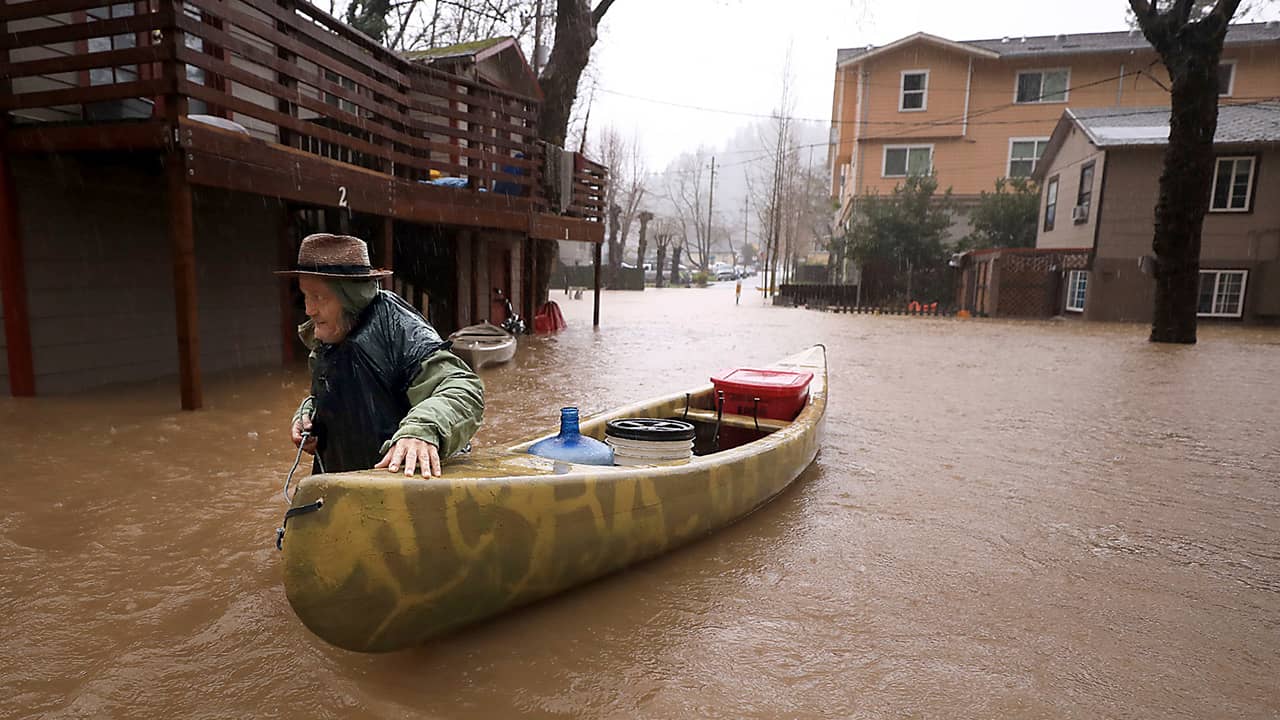 Photo of Jesse Hagan evacuating his apartment complex