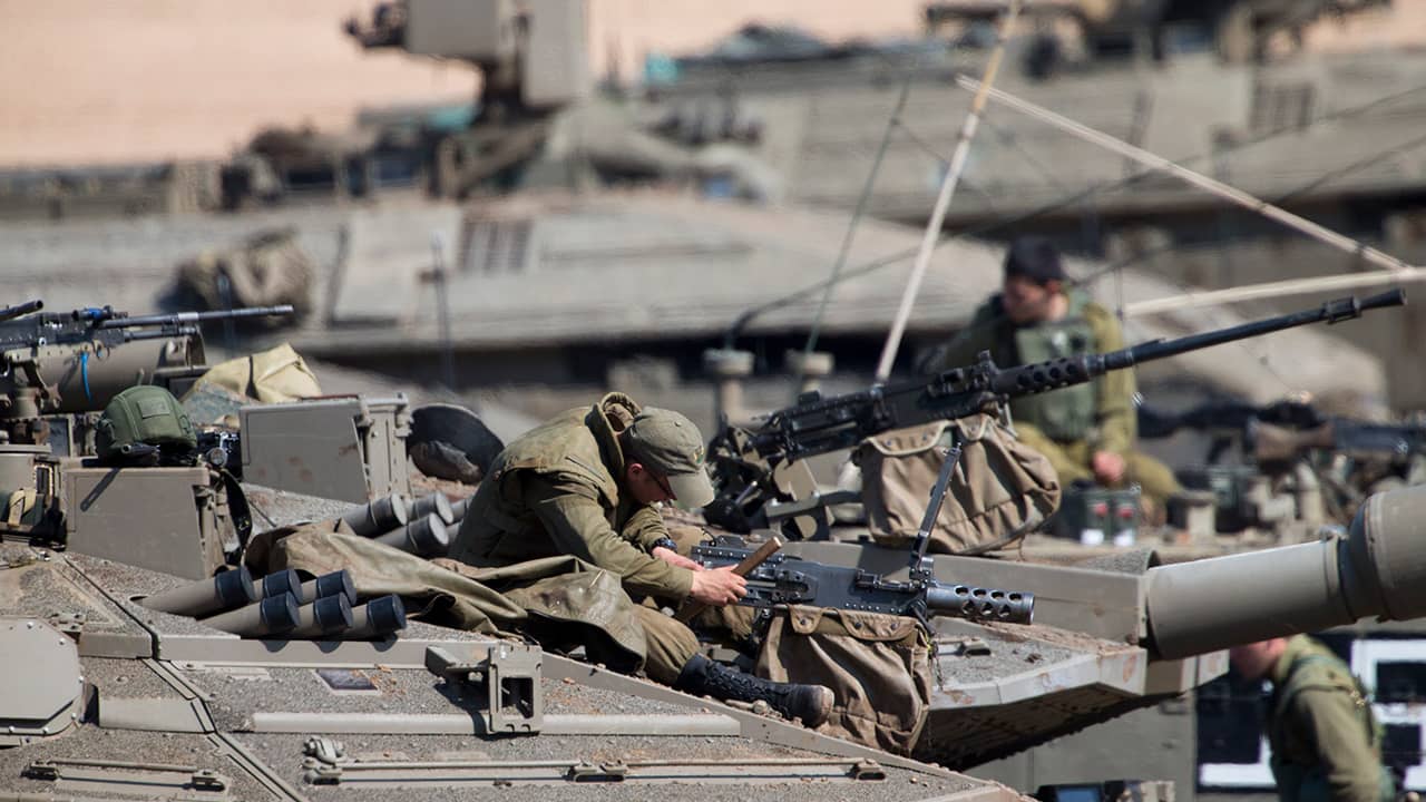 Photo of Israeli soldiers working on their tanks