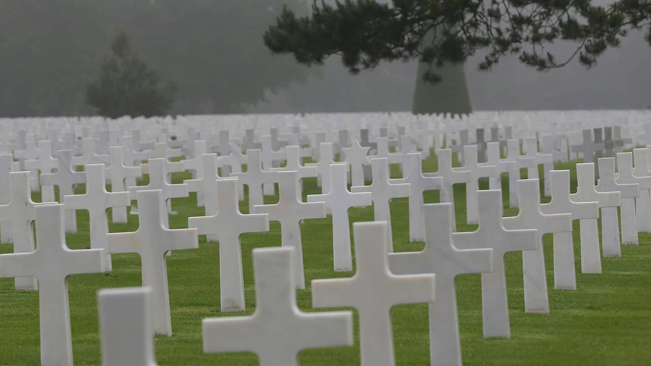 Photo of headstones at the Colleville American military cemetery