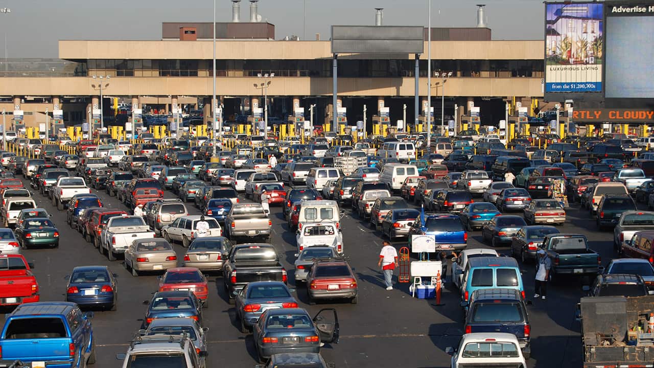 Photo of cars lining up at border checkpoint