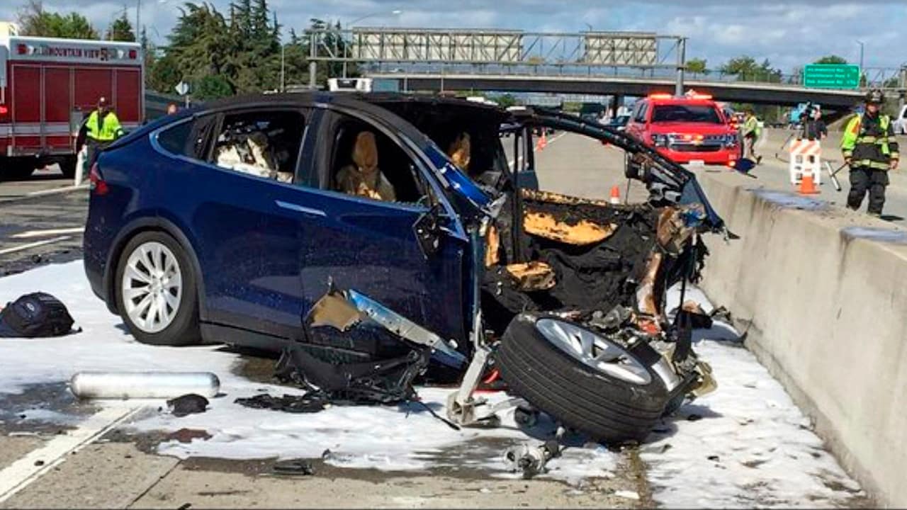 Photo of a Tesla crash in Mountain View, Ca.