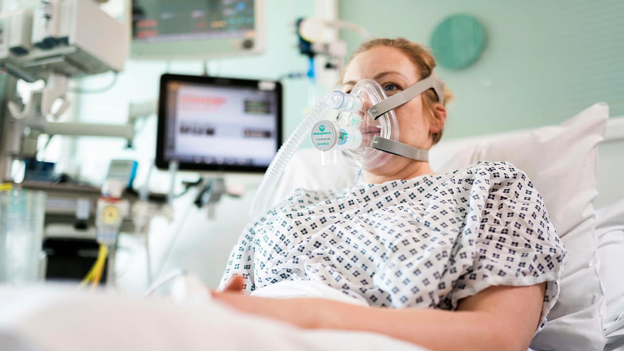 Photo of a UCLH volunteer
