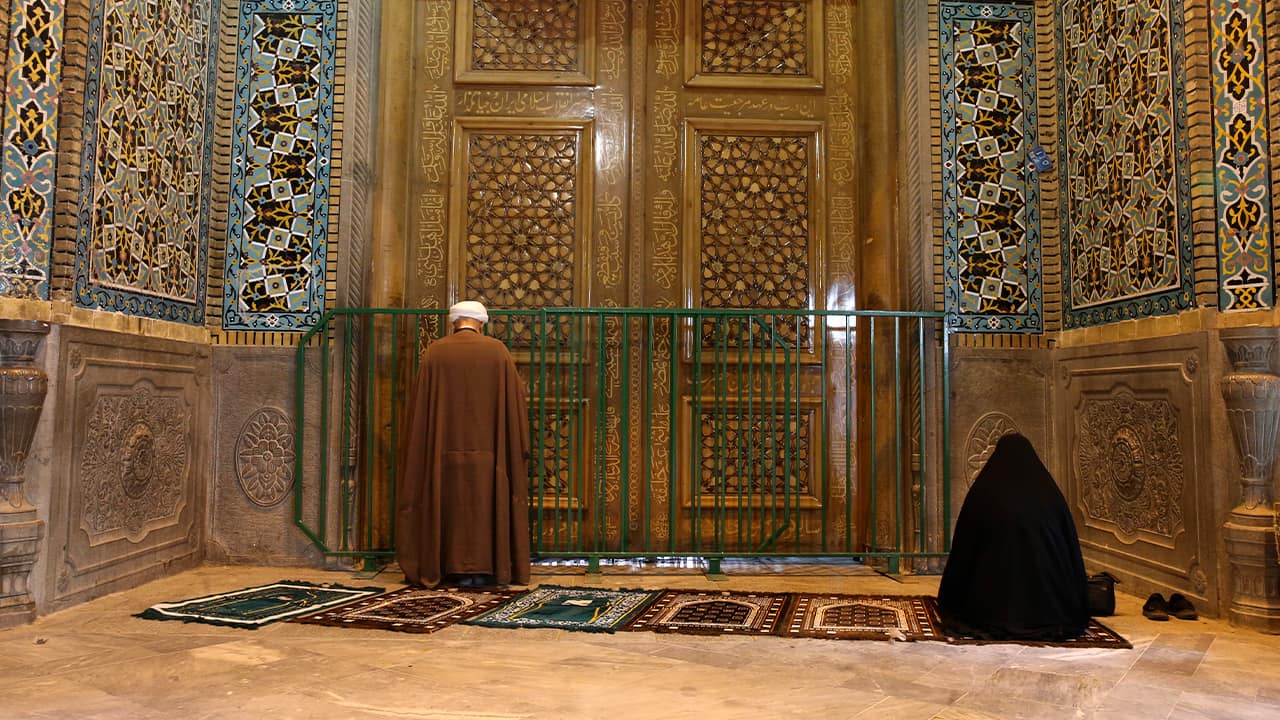 Photo of people praying in Qom